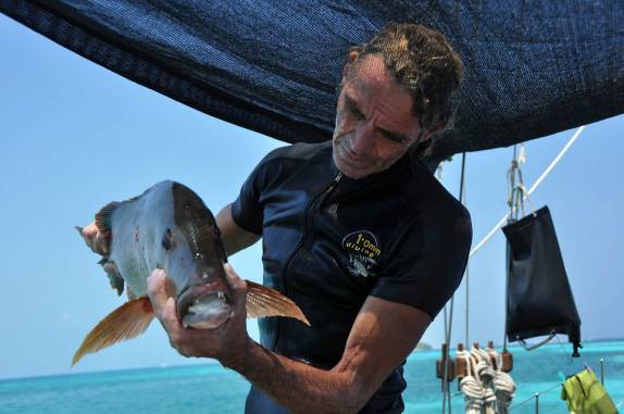 O Gaston mostra nosso jantar fresquinho, na grande barreira de corais, em Belize